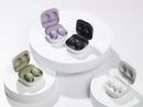 沉浸在你的世界。徜徉於熱愛事物。Galaxy Buds2 憑藉均衡的音效、完美舒適的服貼感、ANC 主動式降噪，還有將手機和手錶無縫連結的功能，為你開創全新的聆聽體驗。輕鬆控制、絕佳回應，讓你沉浸在健身、遊戲或隨心所欲演奏的世界。 絕佳平衡音色 -&nbsp;你的世界，細膩演繹 透過雙動態喇叭，從強勁深沉的低音到清晰高音，都能盡情享受。Galaxy Buds2 帶來絕佳平衡音色，豐富你每個音樂旅程。猶如置身現場的音效體驗。 清晰通話 - 通話，再無雜音 配備三個收音咪及內置的骨傳導聲音傳感器，通話格外清晰。透過智能學習的演算，濾除通話雜音，讓你與家人和朋友暢談無阻。採用盡少突出的設計，盡減風面干擾，戶外通話更顯清晰。