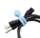 Bluelounge Cable MagWrap 磁力整線器 可以包裹您的電線、點擊您的冰箱、將您的車鑰匙固定在您的門上……以及一百萬種其他用途。MagWrap 磁鐵封裝在耐用的矽膠中，有助於防止碎屑、裂縫和划痕。快速、堅固、易於使用、可重複使用的磁性電纜纏繞解決方案。MagWrap 採用優質矽膠和釹磁鐵製成，觸感柔軟且經久耐用。