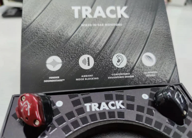 Fender 剛剛公佈了系列的新成員 「TRACK」，這款定位為入門級圈鐵耳機，備有 Black、Burgundy Red 2 色選擇，外形比之前更加輕巧，任何人都可以簡易佩帶，隨時享受個人音樂空間 🎶 每代 Fender 耳機用的單元都是特別度身訂造的，今代就為 TRACK 訂制了參考 HDD 動圈單元而製成的 9.4mm 全頻動圈，單元震膜以液態矽膠製成。 液態矽膠擁有如金屬般的剛性而輕巧，單元的高磁通量密度則令其更易驅動，頻率響應亦更寬闊。為配合新的動鐵單元，分頻設計及調音亦作重新安排，產生的音頻及聲波傳遞比同類單元更直接，高音更通透而且分析力更為出色。