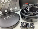 Fender 剛剛公佈了系列的新成員 「TRACK」，這款定位為入門級圈鐵耳機，備有 Black、Burgundy Red 2 色選擇，外形比之前更加輕巧，任何人都可以簡易佩帶，隨時享受個人音樂空間 🎶 每代 Fender 耳機用的單元都是特別度身訂造的，今代就為 TRACK 訂制了參考 HDD 動圈單元而製成的 9.4mm 全頻動圈，單元震膜以液態矽膠製成。 液態矽膠擁有如金屬般的剛性而輕巧，單元的高磁通量密度則令其更易驅動，頻率響應亦更寬闊。為配合新的動鐵單元，分頻設計及調音亦作重新安排，產生的音頻及聲波傳遞比同類單元更直接，高音更通透而且分析力更為出色。