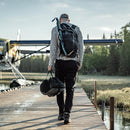 Freefly Packable Duffle 可在您需要時提供 30 升的防風雨空間，在您不需要時幾乎消失。超輕 UHMWPE 增強 Robic® 尼龍具有非凡的耐用性，而 UTS 塗層、密封接縫和密封拉鍊則具有防風雨設計。可調節肩帶和多個把手提供多種攜帶選擇。搭扣壓縮帶可以配置成背包帶，固定到貨物架，或連接外部設備。超長主隔層拉鍊和額外的前後口袋提供組織。要收起，請倒置到網眼前袋中或使用隨附的網眼壓縮袋進一步壓縮。