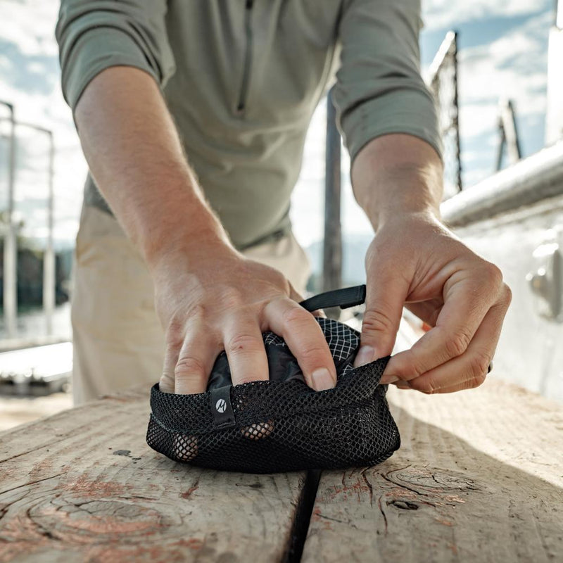 Freefly Packable Duffle 可在您需要時提供 30 升的防風雨空間，在您不需要時幾乎消失。超輕 UHMWPE 增強 Robic® 尼龍具有非凡的耐用性，而 UTS 塗層、密封接縫和密封拉鍊則具有防風雨設計。可調節肩帶和多個把手提供多種攜帶選擇。搭扣壓縮帶可以配置成背包帶，固定到貨物架，或連接外部設備。超長主隔層拉鍊和額外的前後口袋提供組織。要收起，請倒置到網眼前袋中或使用隨附的網眼壓縮袋進一步壓縮。