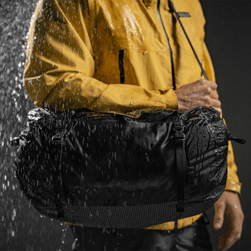 Freefly Packable Duffle 可在您需要時提供 30 升的防風雨空間，在您不需要時幾乎消失。超輕 UHMWPE 增強 Robic® 尼龍具有非凡的耐用性，而 UTS 塗層、密封接縫和密封拉鍊則具有防風雨設計。可調節肩帶和多個把手提供多種攜帶選擇。搭扣壓縮帶可以配置成背包帶，固定到貨物架，或連接外部設備。超長主隔層拉鍊和額外的前後口袋提供組織。要收起，請倒置到網眼前袋中或使用隨附的網眼壓縮袋進一步壓縮。