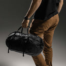Freefly Packable Duffle 可在您需要時提供 30 升的防風雨空間，在您不需要時幾乎消失。超輕 UHMWPE 增強 Robic® 尼龍具有非凡的耐用性，而 UTS 塗層、密封接縫和密封拉鍊則具有防風雨設計。可調節肩帶和多個把手提供多種攜帶選擇。搭扣壓縮帶可以配置成背包帶，固定到貨物架，或連接外部設備。超長主隔層拉鍊和額外的前後口袋提供組織。要收起，請倒置到網眼前袋中或使用隨附的網眼壓縮袋進一步壓縮。