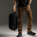 Freefly Packable Duffle 可在您需要時提供 30 升的防風雨空間，在您不需要時幾乎消失。超輕 UHMWPE 增強 Robic® 尼龍具有非凡的耐用性，而 UTS 塗層、密封接縫和密封拉鍊則具有防風雨設計。可調節肩帶和多個把手提供多種攜帶選擇。搭扣壓縮帶可以配置成背包帶，固定到貨物架，或連接外部設備。超長主隔層拉鍊和額外的前後口袋提供組織。要收起，請倒置到網眼前袋中或使用隨附的網眼壓縮袋進一步壓縮。