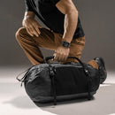 Freefly Packable Duffle 可在您需要時提供 30 升的防風雨空間，在您不需要時幾乎消失。超輕 UHMWPE 增強 Robic® 尼龍具有非凡的耐用性，而 UTS 塗層、密封接縫和密封拉鍊則具有防風雨設計。可調節肩帶和多個把手提供多種攜帶選擇。搭扣壓縮帶可以配置成背包帶，固定到貨物架，或連接外部設備。超長主隔層拉鍊和額外的前後口袋提供組織。要收起，請倒置到網眼前袋中或使用隨附的網眼壓縮袋進一步壓縮。