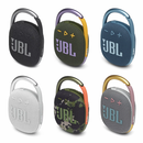 酷炫、可攜式且防水。JBL Clip 4 充滿活力，外型精巧，可提供令人驚歎的 JBL Original Pro 豐富音效。獨特的橢圓形款式可讓您能手輕鬆掌握在手中。外層採用色彩鮮豔的織品，並飾有富表現力的細節，靈感源自當前街頭時尚，輕鬆搭配出您的風格。完備的整合式掛鉤可以隨時夾在包袋、腰帶或搭扣上，讓您在任何地方都能欣賞到您喜愛的曲目。防水、防塵以及長達 10 小時的播放時間，堅固耐用，無論到哪裡探索都可以帶得上它。