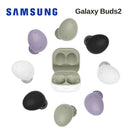 沉浸在你的世界。徜徉於熱愛事物。Galaxy Buds2 憑藉均衡的音效、完美舒適的服貼感、ANC 主動式降噪，還有將手機和手錶無縫連結的功能，為你開創全新的聆聽體驗。輕鬆控制、絕佳回應，讓你沉浸在健身、遊戲或隨心所欲演奏的世界。 絕佳平衡音色 -&nbsp;你的世界，細膩演繹 透過雙動態喇叭，從強勁深沉的低音到清晰高音，都能盡情享受。Galaxy Buds2 帶來絕佳平衡音色，豐富你每個音樂旅程。猶如置身現場的音效體驗。 清晰通話 - 通話，再無雜音 配備三個收音咪及內置的骨傳導聲音傳感器，通話格外清晰。透過智能學習的演算，濾除通話雜音，讓你與家人和朋友暢談無阻。採用盡少突出的設計，盡減風面干擾，戶外通話更顯清晰。