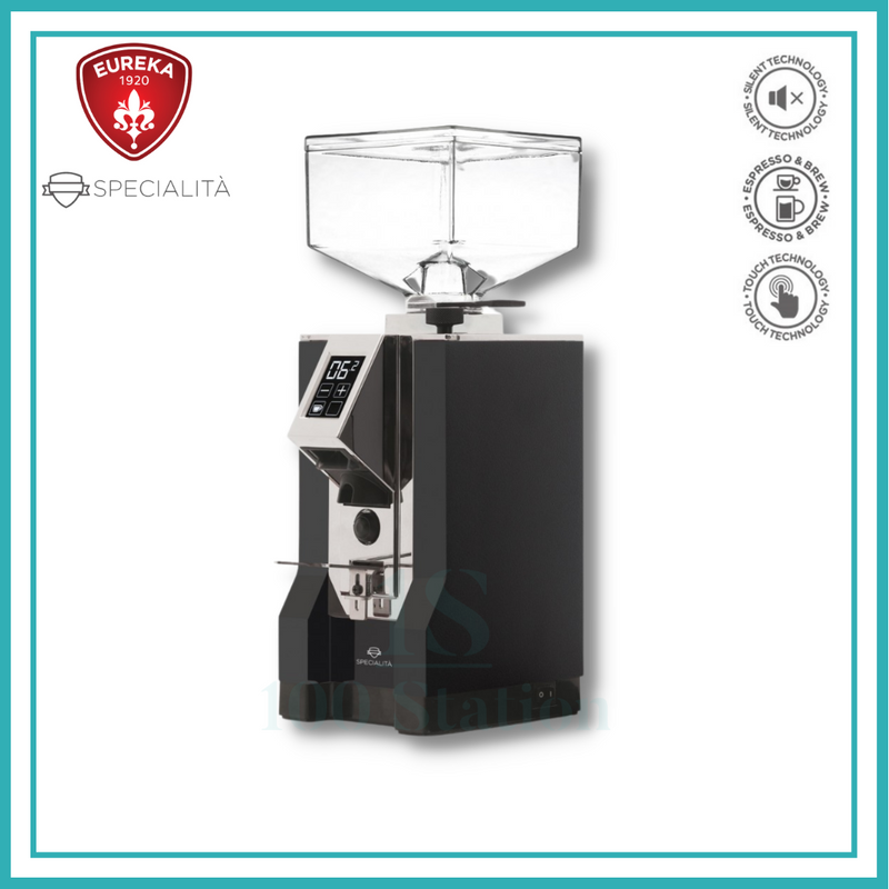 Eureka Mignon Specialita' 是一款功能強大的家用咖啡師咖啡研磨機，物超所值。Specialità磨豆機在Mignon Silent系列中擁有55mm最大刀盤尺寸，雙份espresso研磨時間大約在8~9秒(依烘焙、粗細而異)。降噪技術，有效降低研磨時的高頻噪音。提供2組研磨時間設定與手控模式的切換。專利的無段微調系統，校調研磨刻度非常方便且可做極細微的調整，是意式咖啡機不可缺少的。獨有的刀盤間距調整設計，讓清潔維護保養之後的復歸更便利又省時。新款可調式手把托架，可依習慣性或不同廠牌手把調整合適的托架高度。