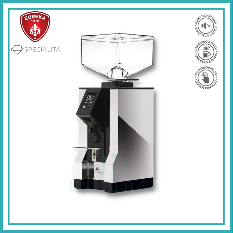 Eureka Mignon Specialita' 是一款功能強大的家用咖啡師咖啡研磨機，物超所值。Specialità磨豆機在Mignon Silent系列中擁有55mm最大刀盤尺寸，雙份espresso研磨時間大約在8~9秒(依烘焙、粗細而異)。降噪技術，有效降低研磨時的高頻噪音。提供2組研磨時間設定與手控模式的切換。專利的無段微調系統，校調研磨刻度非常方便且可做極細微的調整，是意式咖啡機不可缺少的。獨有的刀盤間距調整設計，讓清潔維護保養之後的復歸更便利又省時。新款可調式手把托架，可依習慣性或不同廠牌手把調整合適的托架高度。