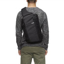 Incase DSLR Sling Pack with Woolenex 專業單眼相機包 - 石墨黑，採用 Woolenex 羊毛聚酯材料 ，相容 13” MacBook Air(Retina) 以下尺寸筆電 。單肩斜背設計可快速拿取相機 ，可自由調整間距的內部收納空間 ，可收納 1 機 2 鏡頭或外接閃光燈 。額外收納外接閃光燈及其他配備 ，筆記型電腦獨立隔層 ，絨毛內襯設計安全保護設備 ，符合人體工學的肩背帶設計 。背墊透氣網眼布材質 ，側邊可穩固腳架，方便收納 。
