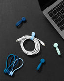 Bluelounge Cable MagWrap 磁力整線器 可以包裹您的電線、點擊您的冰箱、將您的車鑰匙固定在您的門上……以及一百萬種其他用途。MagWrap 磁鐵封裝在耐用的矽膠中，有助於防止碎屑、裂縫和划痕。快速、堅固、易於使用、可重複使用的磁性電纜纏繞解決方案。MagWrap 採用優質矽膠和釹磁鐵製成，觸感柔軟且經久耐用。